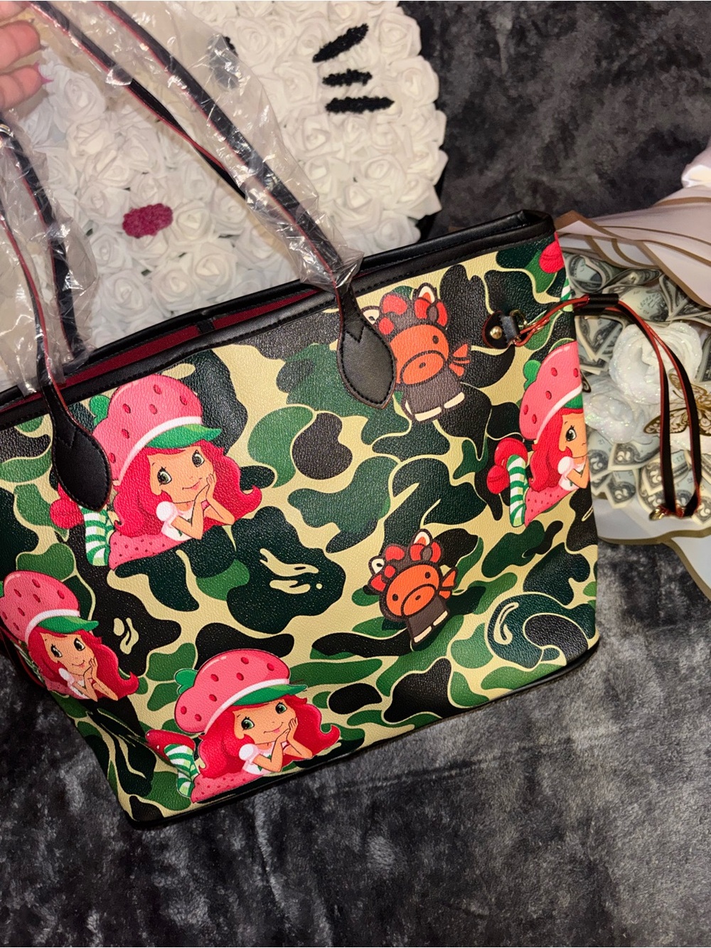 Playful Strawberry 캐릭터 Camo Tote Bag - Green/Black/Pink